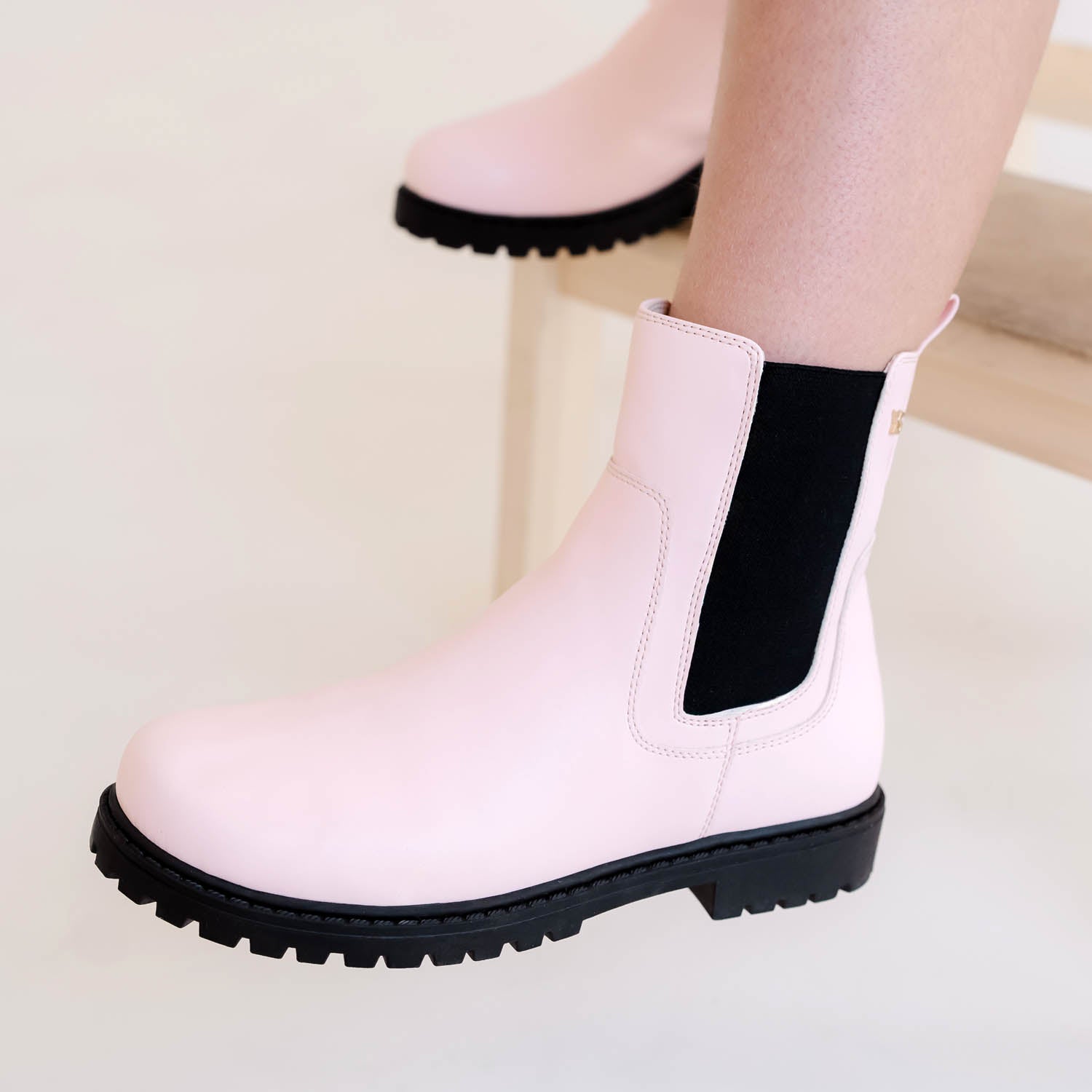 White chelsea fabulous boots forever 21